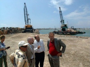 (nella foto: Esterino Montino, Mauro Balini e Massimo Di Somma durante le prime fasi di realizzazione del porto di Ostia) © ARCHIVIO MINO IPPOLITI 